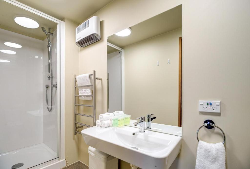 Lakefront Apartments,18 Lake Esplanade Road Квінстаун Екстер'єр фото
